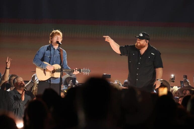 Ed Sheeran og Luke Combs ved 58th Academy of Country Music Awards fra Ford Center på The Star 11. mai 2023 i Frisco, Texas; Foto av Sebron Snyder for PMC
